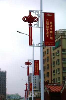 夜幕下的庐山北路 川流不息，夜色撩人