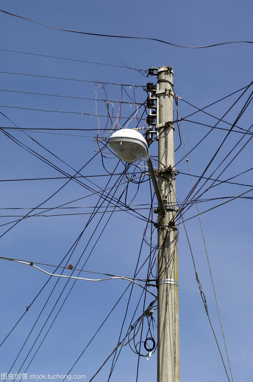 墨西哥草坪上的光影守护者 带路灯的电线杆